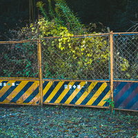 立入禁止の黄色いバリケードフェンスの写真