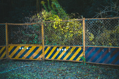 立入禁止の黄色いバリケードフェンス