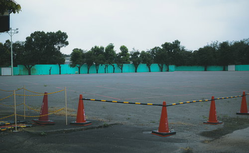 この区画には立入禁止。オレンジ色のカラーコーンで仕切られた区域
