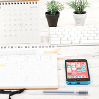 手書きのワイヤーフレームを描くデスクの写真