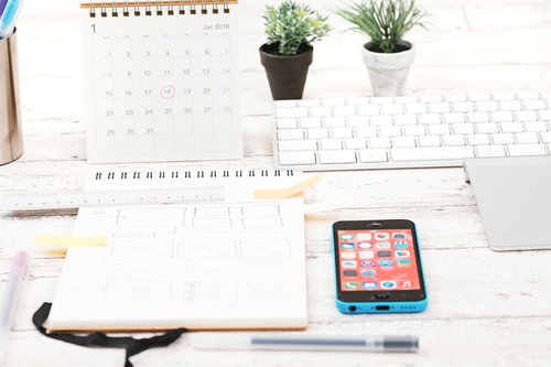 手書きのワイヤーフレームを描くデスク