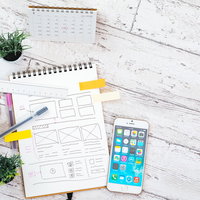 ノートに描かれたWebサイトのワイヤーフレームの写真