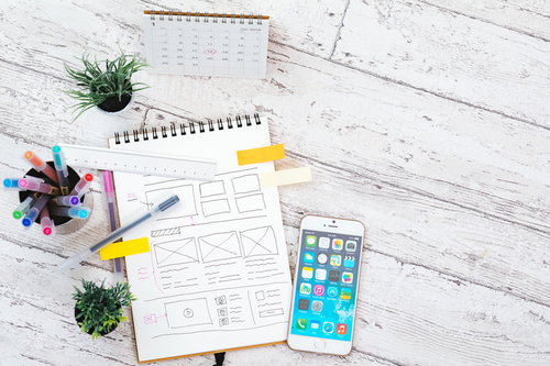 ノートに描かれたWebサイトのワイヤーフレーム