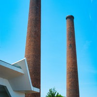 炭坑節に歌われた煙突 旧三井田川鉱業所伊田竪坑第一・第二煙突の写真