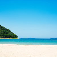 菊ヶ浜から見る指月山の写真