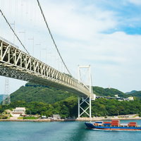 関門海峡を進む船を壇ノ浦PAから望むの写真