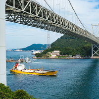 関門海峡を行き交う船の写真