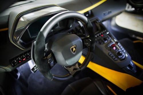 ランボルギーニの黒革ステアリングと高級車の運転席