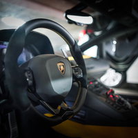 ランボルギーニの運転席に備わる黒革のステアリングとダッシュボードの写真