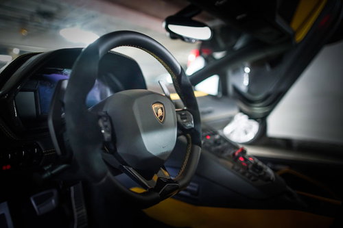ランボルギーニの運転席に備わる黒革のステアリングとダッシュボード