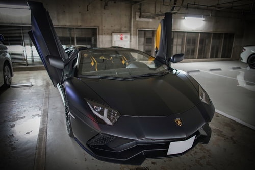 屋根空きスーパーカー・ランボルギーニアヴェンタドール