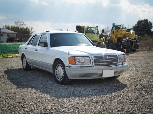 砂利敷きの青空駐車場に停めるベンツ