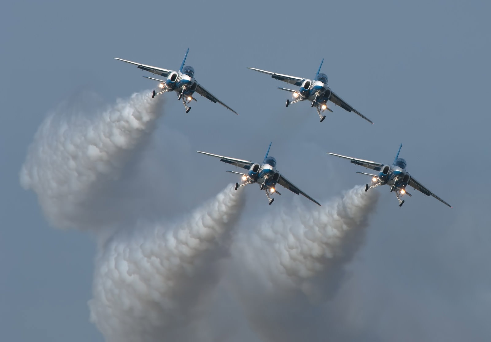 編隊飛行するブルーインパルス4機