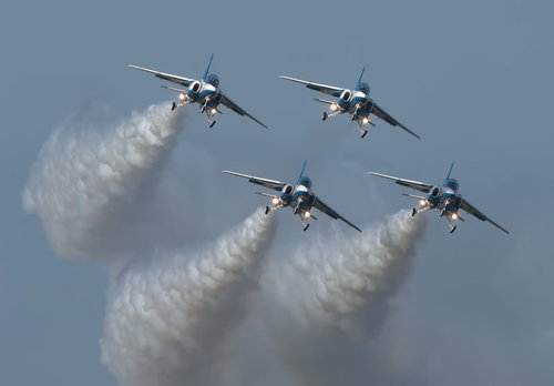 上空を舞うブルーインパルス