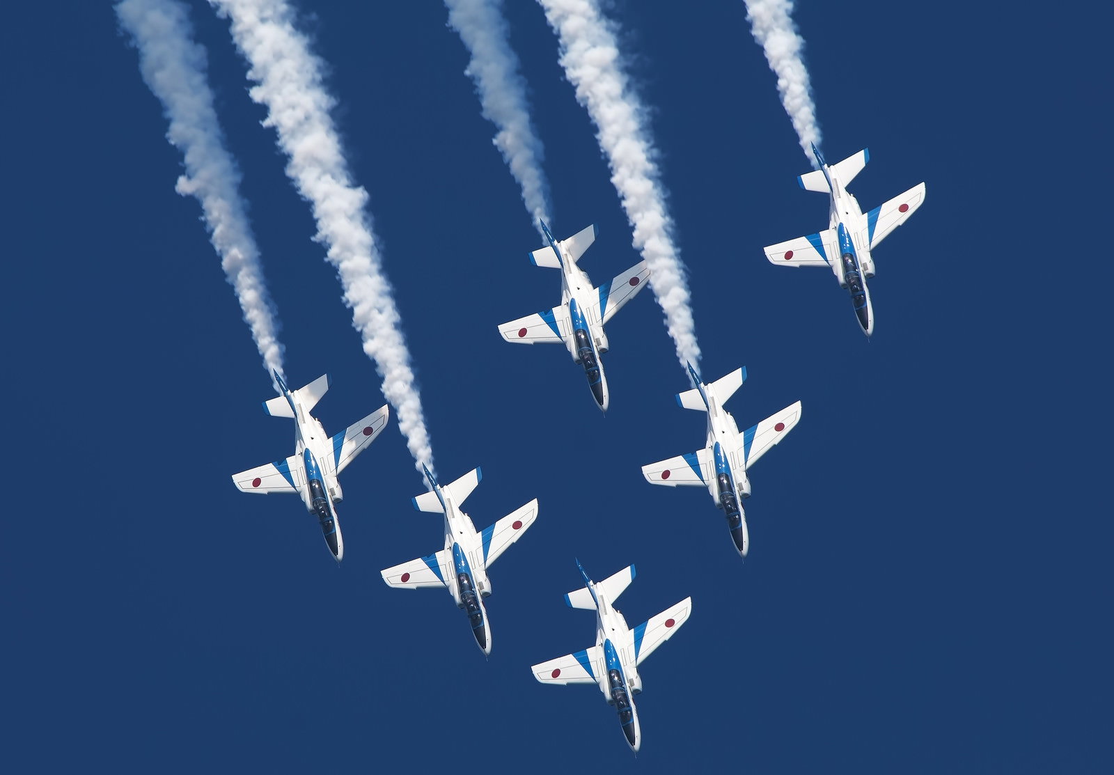 青空でスモークを引き編隊飛行するブルーインパルス