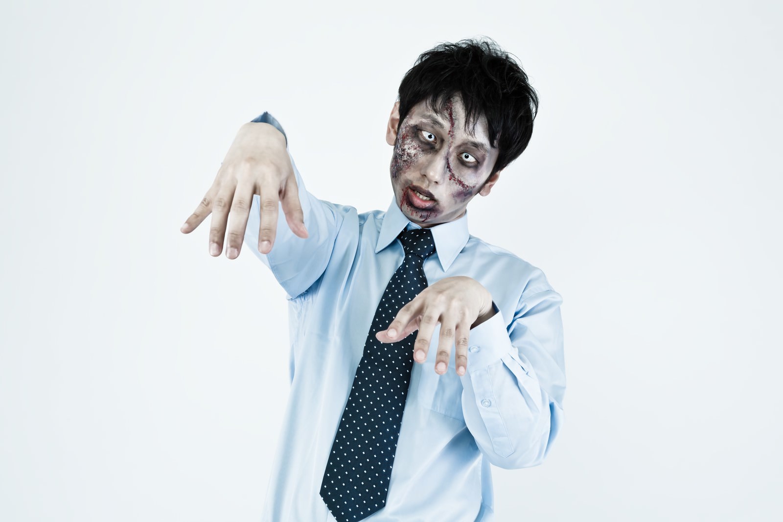 ゾンビメイクでヒップホップのノリであおるMCゾンビ男性［モデル：大川竜弥］