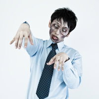「YO!YO!」とヒップホップのノリであおる男性 a.k.a MCゾンビの写真