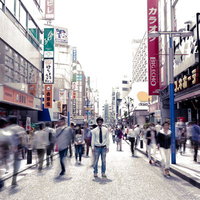 長時間露光で撮影した繁華街の歩行者たちの写真