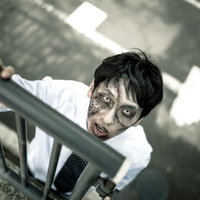 「俺はまだ人間だ！助けてくれ！」と柵越しに訴えかけてくるほぼアウトな男性の写真