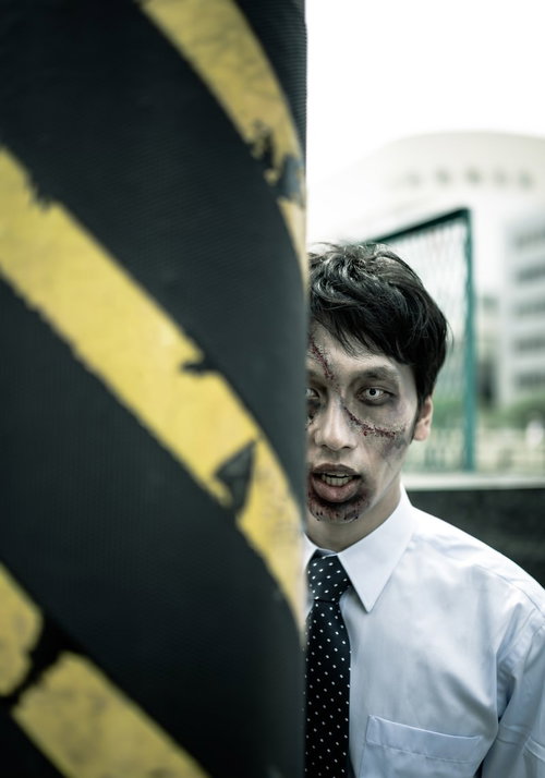 【ゾンビ注意】やっと逃げ切れたと思い、ふと後ろを振り返るとゾンビが！