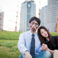 「今夜ワンチャンあるかな...？」と女性の顔色を気にする腐乱系男子の写真
