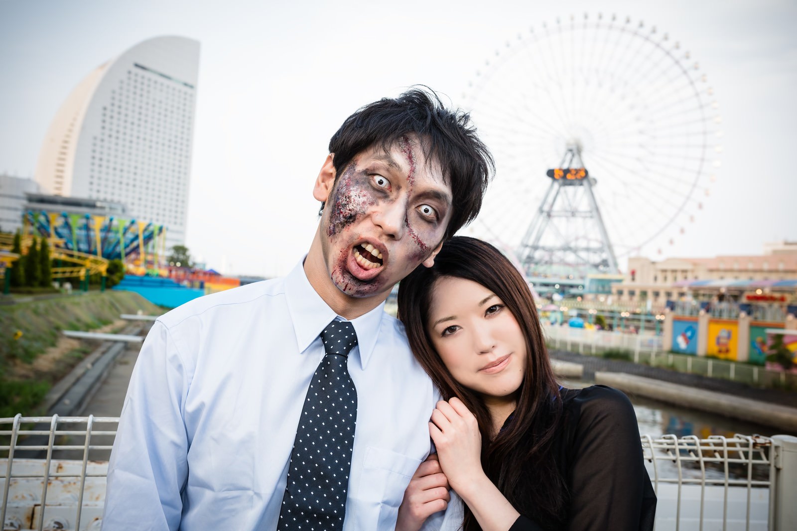 ゾンビメイクの男性と女性のカップル［モデル：大川竜弥 シマヅ］