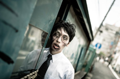 【ゾンビ注意】物陰から覗くゾンビメイクのネクタイ姿の男性