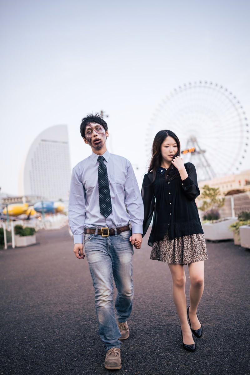 ゾンビメイクの男性と女性カップルが手をつないで歩く［モデル：大川竜弥 シマヅ］