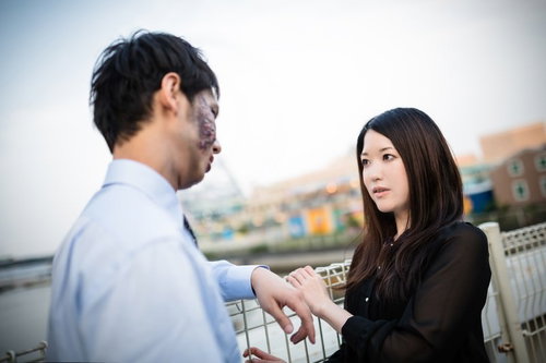 【ゾンビ注意】遊園地デートで女性を口説くゾンビメイクの男性