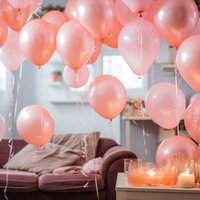 キャンドルの灯りが映えるパーティー用バルーンがぎっしり浮かぶリビングの写真
