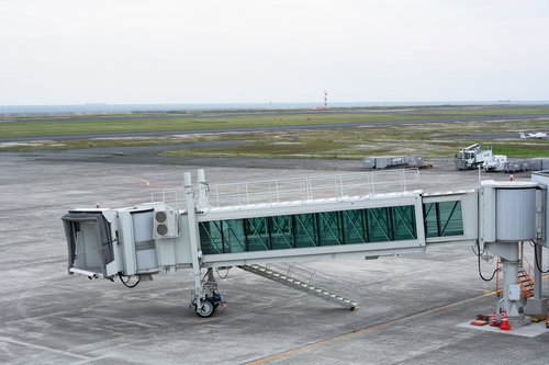 空港ターミナルに設置された到着機を待つボーディングブリッジ