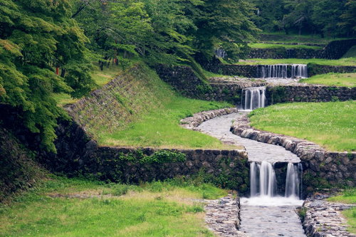 整備された小川の段差を流れ落ちる水