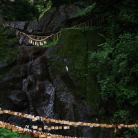 岩から湧き出る聖なる水の写真