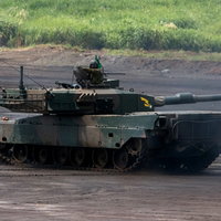 走行する90式戦車の写真