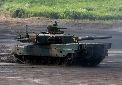 走行する90式戦車