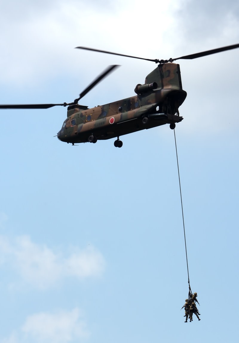 CH-47チヌークヘリから吊り下げられる自衛隊隊員