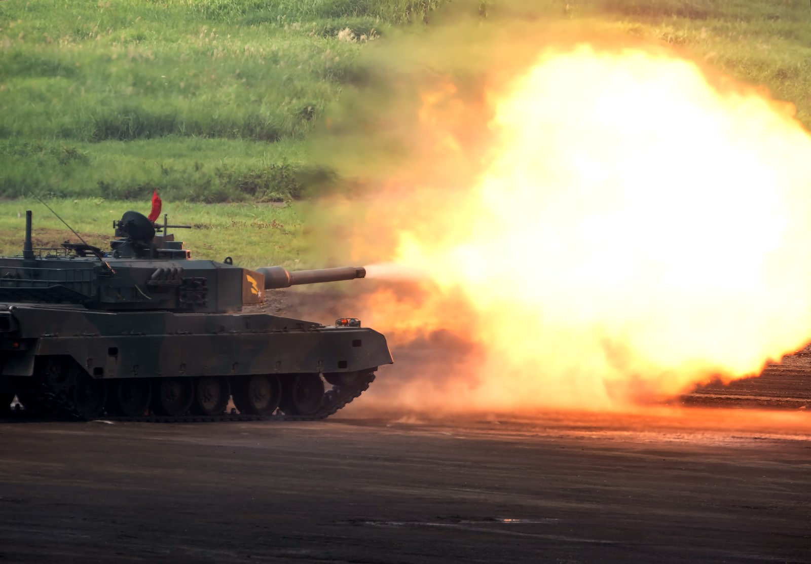 90式戦車が主砲を発射し炎と煙が噴き出す瞬間
