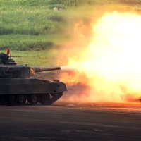 90式戦車の発射炎の写真