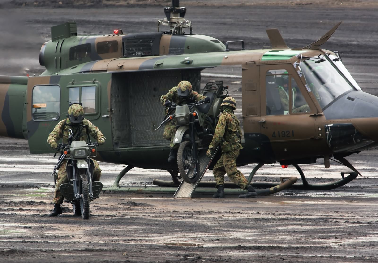 ヘリコプターからオートバイで出撃する自衛隊の訓練
