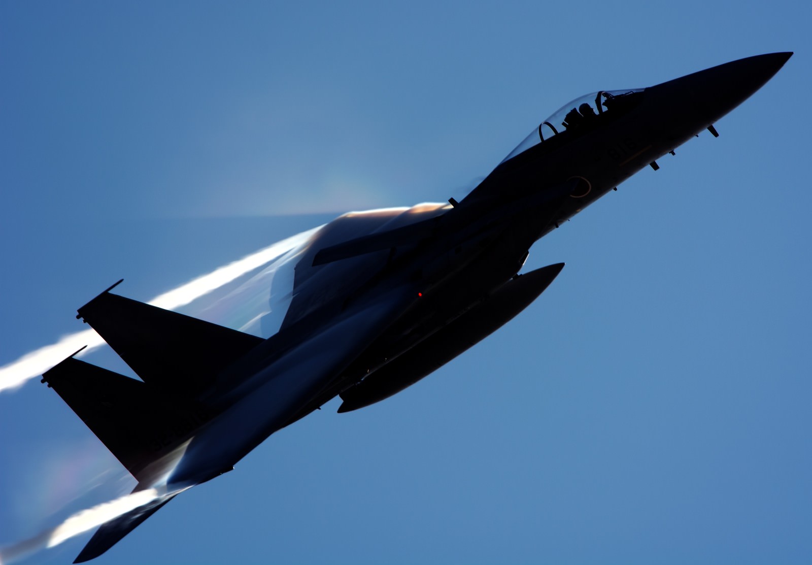 青空を背景にアフターバーナーを噴かして急上昇するF-15