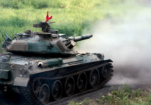 74式戦車と、発射直後に巻き上げられる土煙