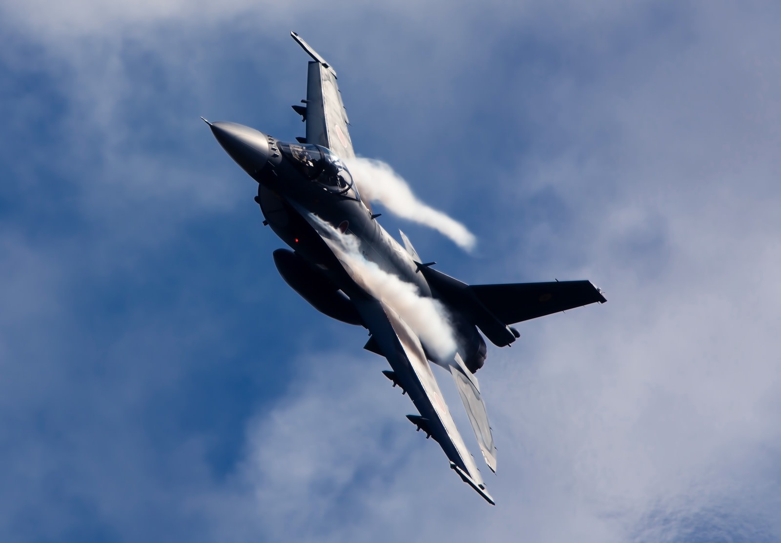 ベイパーをまとい急機動するF-2戦闘機