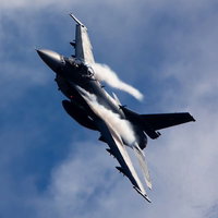 肩口にベイパーをまとい突っ込んでくる築城6SQ F-2の写真