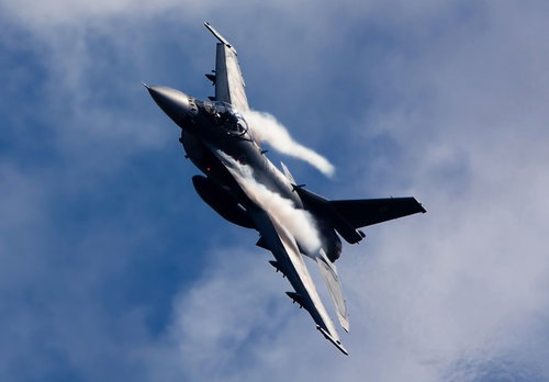 肩口にベイパーをまとい突っ込んでくる築城6SQ F-2