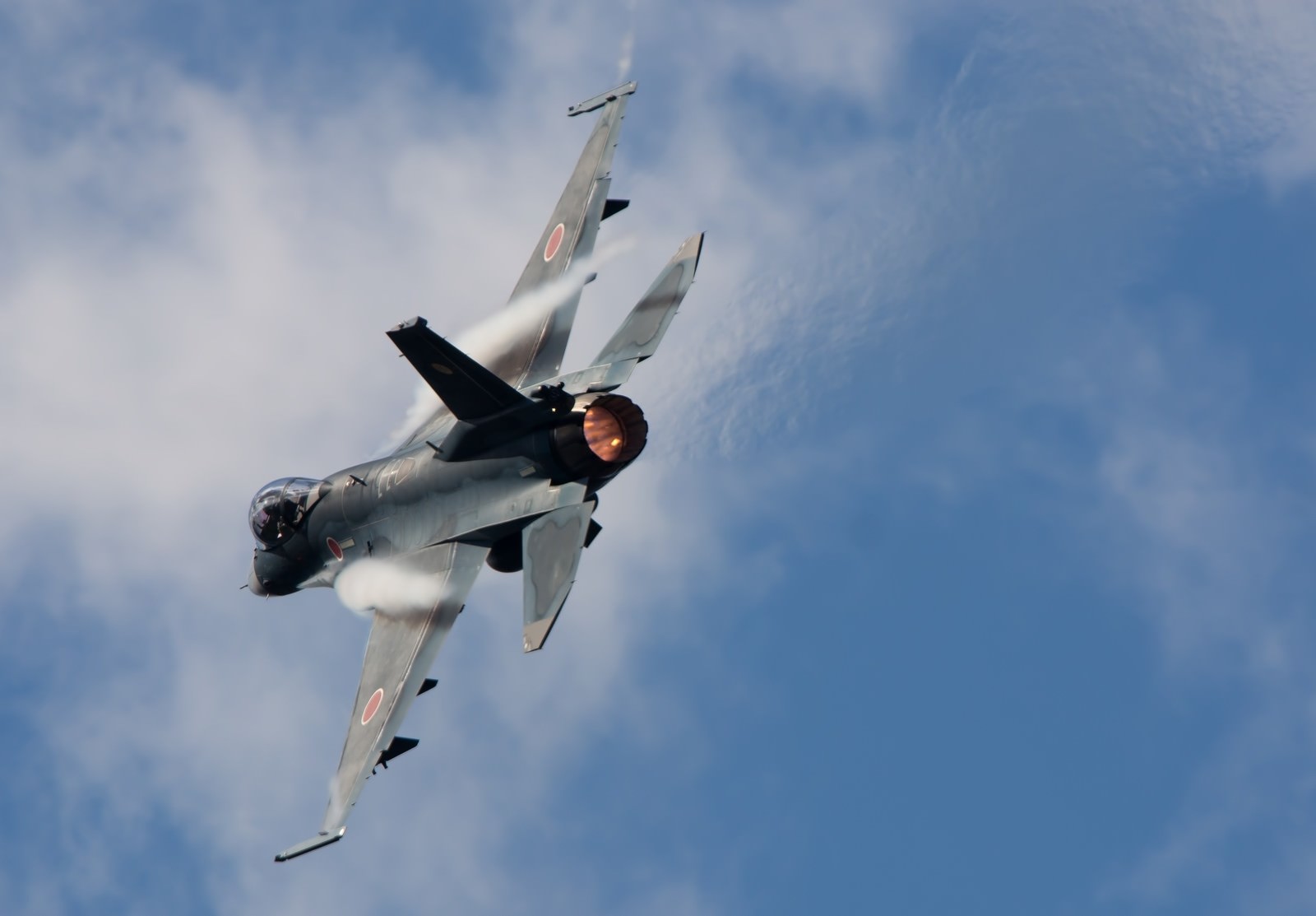 アフターバーナーで機動飛行する航空自衛隊F-2