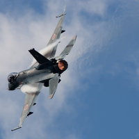 AB(アフターバーナー）を使用して、機動飛行をする6SQのF-2の写真