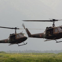 偵察用オートバイと人員を運ぶUH-1の写真