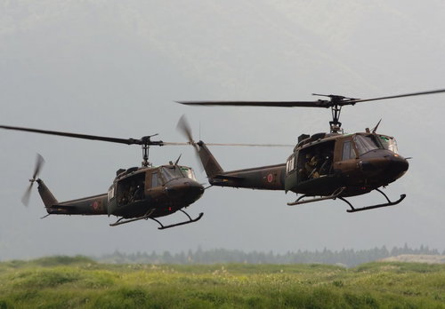 偵察用オートバイと人員を運ぶUH-1