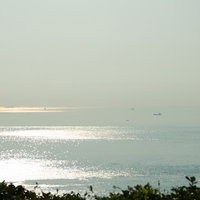 朝もやの明石海峡を進む船舶の写真