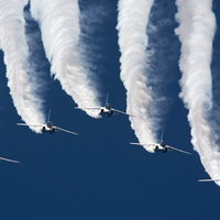 正面からブルーインパルスがくるぅ～～の写真